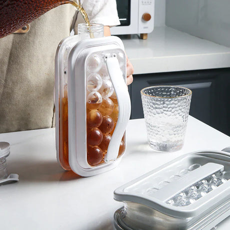 bouteille frostyballs remplie d'une boisson fraiche, prête a servir avec des glaçons ronds