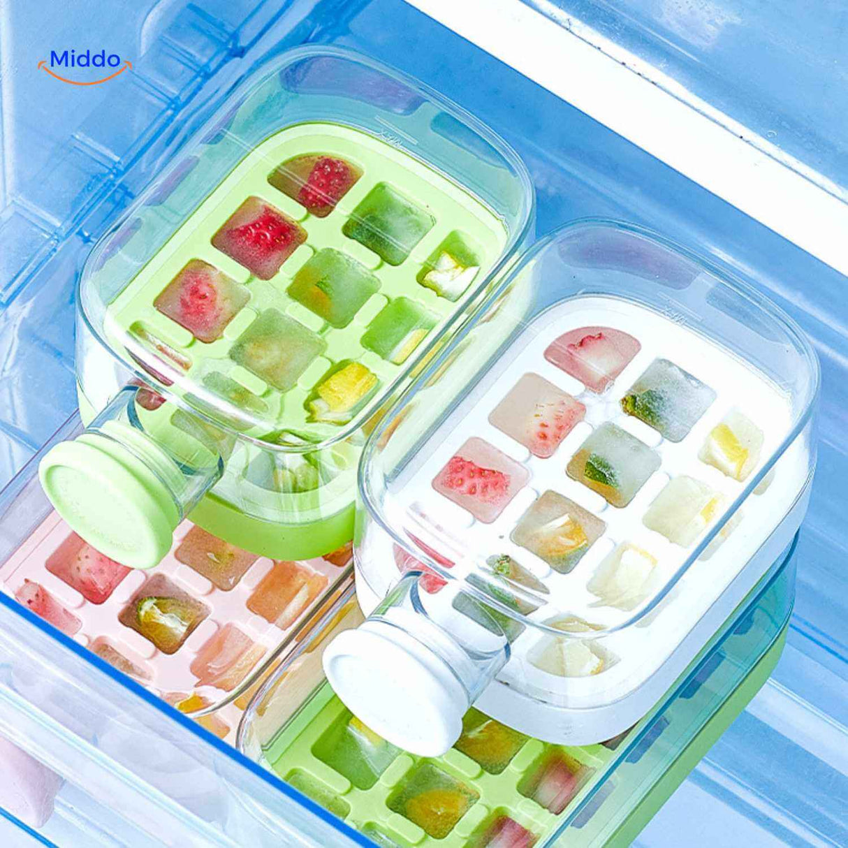 trois bouteilles à glaçons au congélateur avec des blocs de fruits colorés, design modulaire