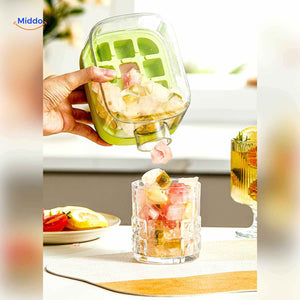 bouteille à glaçons verte 2-en-1 en train de verser des glaçons aux fruits dans un verre