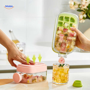 gourde à glaçons verte vidée avec fruits dans le bac récepteur et couvercle vert