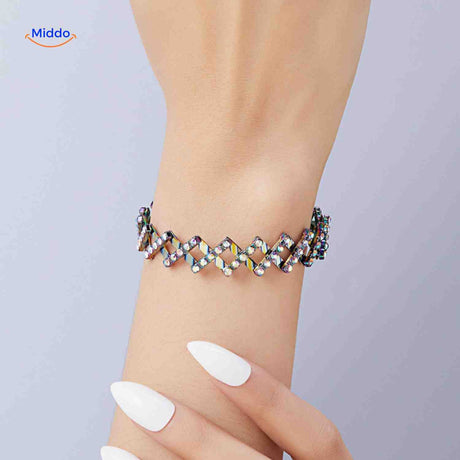 bracelet argenté avec strass scintillants porté au poignet, bijou réglable polyvalent