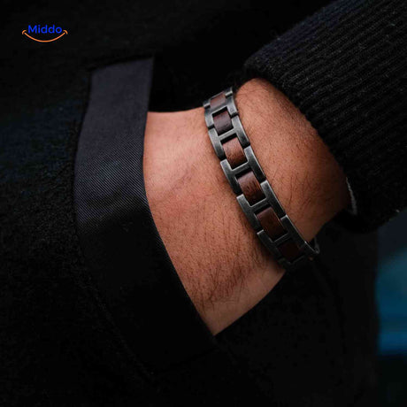 gros plan sur les mailles robustes du bracelet en bois, assemblage soigné et durable