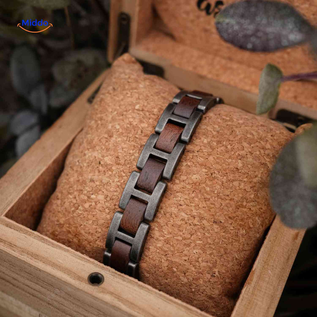 bracelet bois et métal présenté dans son écrin en bois, idéal comme cadeau