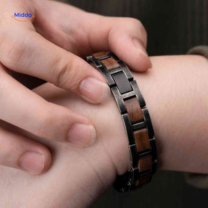 gros plan sur la fermeture du bracelet bois et métal, finition solide et précise
