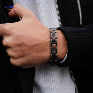 bracelet bois et métal pour homme porté au poignet, design robuste et naturel
