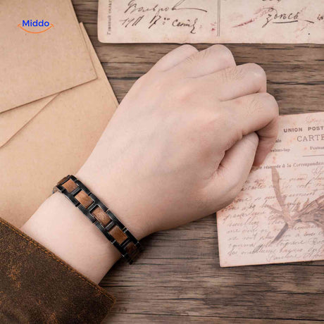 bracelet bois et métal porté au poignet, confort et robustesse au quotidien