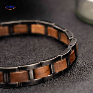 bracelet bois et métal posé à plat, gros plan sur la texture et les maillons