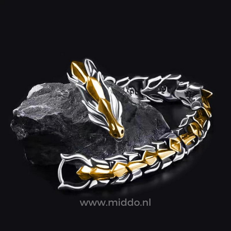 bracelets dragon viking argent et doré côte à côte sur pierre noire, comparaison des coloris