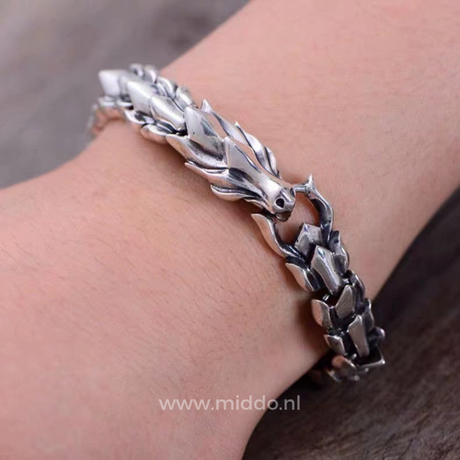 bracelet dragon viking argent porté au poignet, gros plan sur le design détaillé du dragon