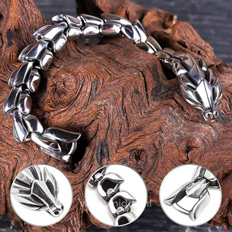 bracelet dragon viking argent posé sur une surface en bois, vue rapprochée du détail