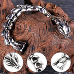bracelet dragon viking argent posé sur une surface en bois, vue rapprochée du détail