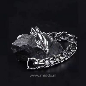 bracelet dragon viking argent présenté sur une pierre noire, rendu au premier plan