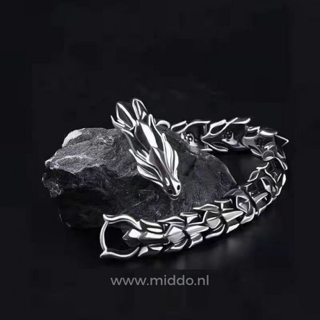 bracelet dragon viking argent présenté sur une pierre noire, rendu au premier plan
