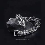 bracelet dragon viking argent présenté sur une pierre noire, rendu au premier plan