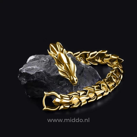 bracelet dragon viking doré sur fond de pierre noire, reflets chauds du métal acier