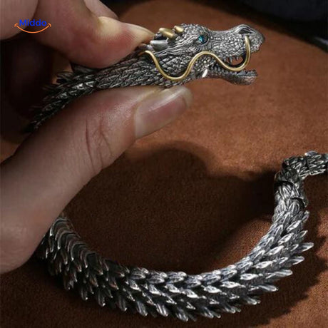 gros plan sur la tête de dragon du bracelet, yeux bleus intenses sculptés dans le métal