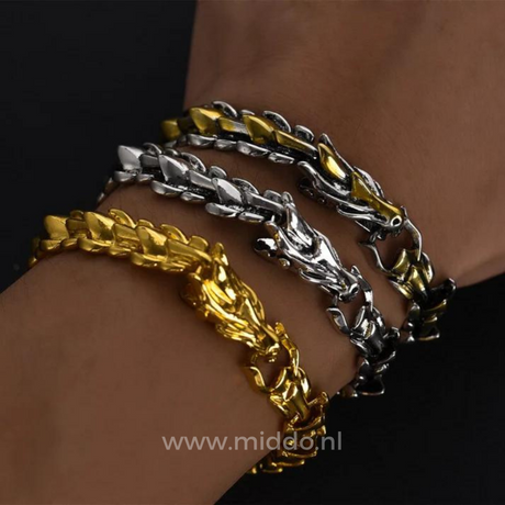 gros plan sur trois bracelets dragon viking portés au poignet, coloris or, argent et noir