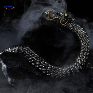 bracelet dragon bone émergeant des ombres, effet dramatique soulignant son caractère fort