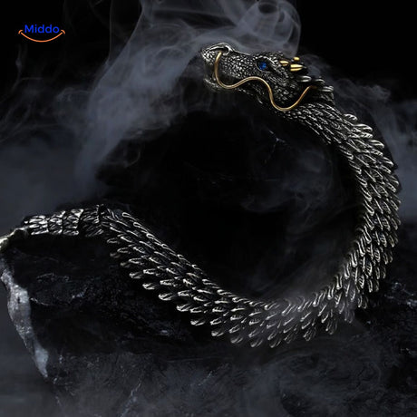 bracelet dragon bone émergeant des ombres, effet dramatique soulignant son caractère fort