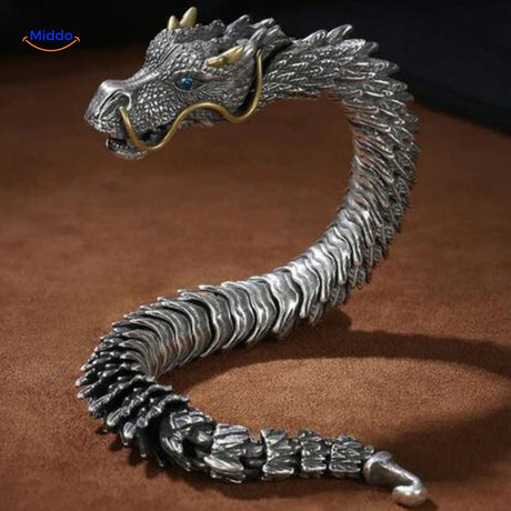 bracelet dragon bone posé sur une surface en cuir, mise en scène lifestyle élégante