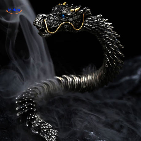 bracelet dragon bone émergeant d'un nuage de fumée, ambiance mystérieuse et dramatique