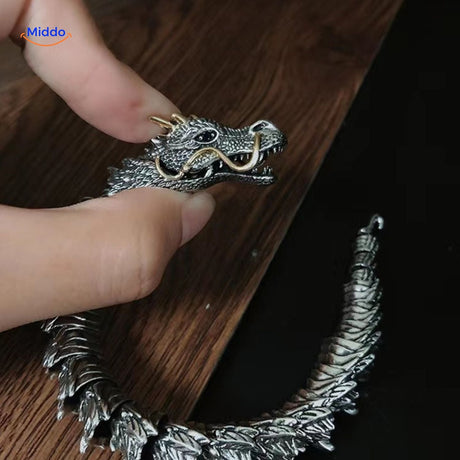 bracelet dragon bone tenu en main, construction robuste et détails sculptés visibles