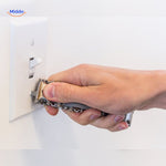 bracelet multi-outils utilisé pour actionner un interrupteur électrique, praticité au quotidien