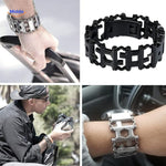 main utilisant le bracelet multi-tool survivepro, démonstration en gros plan
