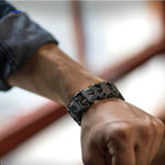 bracelet multi-tool survivepro porté au poignet en situation, photo d'utilisateur