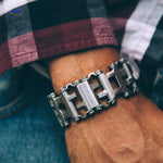 bracelet multi-tool survivepro porté en situation réelle, photo authentique d'utilisateur