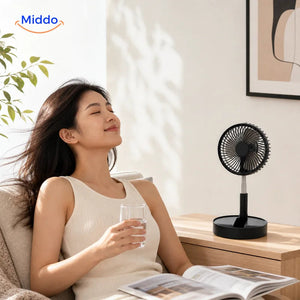 Ventilateur pliable BreezePro noir sur un bureau en télétravail