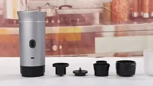espresso fraîchement préparé dans la machine à expresso portable 3-en-1
