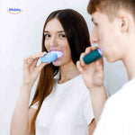 brossage des dents mains libres avec activation de la lumière bleue blanchissante en situation