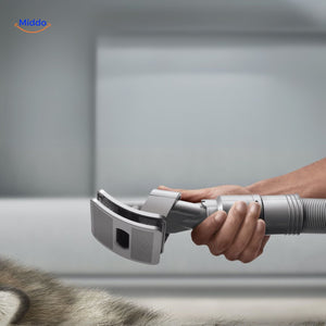 gros plan de la buse aspirateur de la brosse visiclean pour toiletter le chien sans effort