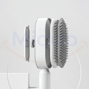 brosse à cheveux nettoyante et ses têtes interchangeables sur fond blanc