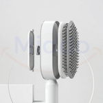 brosse à cheveux nettoyante et ses têtes interchangeables sur fond blanc