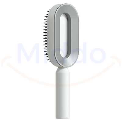 brosse à cheveux avec bouton nettoyant coloris gris sur fond blanc