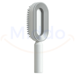 brosse à cheveux avec bouton nettoyant coloris gris sur fond blanc
