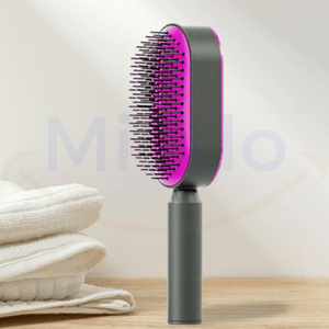brosse à cheveux avec bouton nettoyant violette posée sur son support