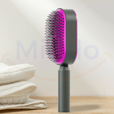 brosse à cheveux avec bouton nettoyant violette posée sur son support