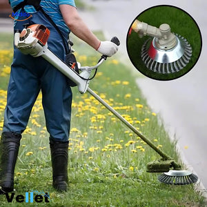 homme utilisant la brosse désherbante pour nettoyer son gazon en toute facilité