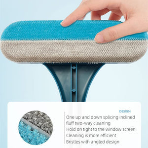 main tenant une brosse double tête pour une élimination efficace des poils d'animaux