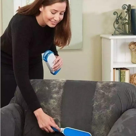brosse anti-poils posée sur sa base auto-nettoyante servant aussi de socle de rangement
