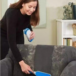brosse anti-poils posée sur sa base auto-nettoyante servant aussi de socle de rangement