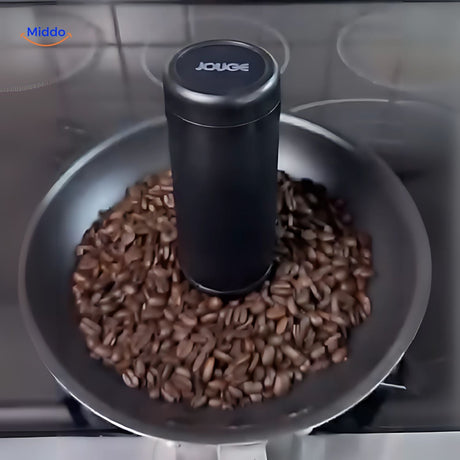 broyeur vibrogrind utilisé dans une poêle avec des grains de café pour moudre finement
