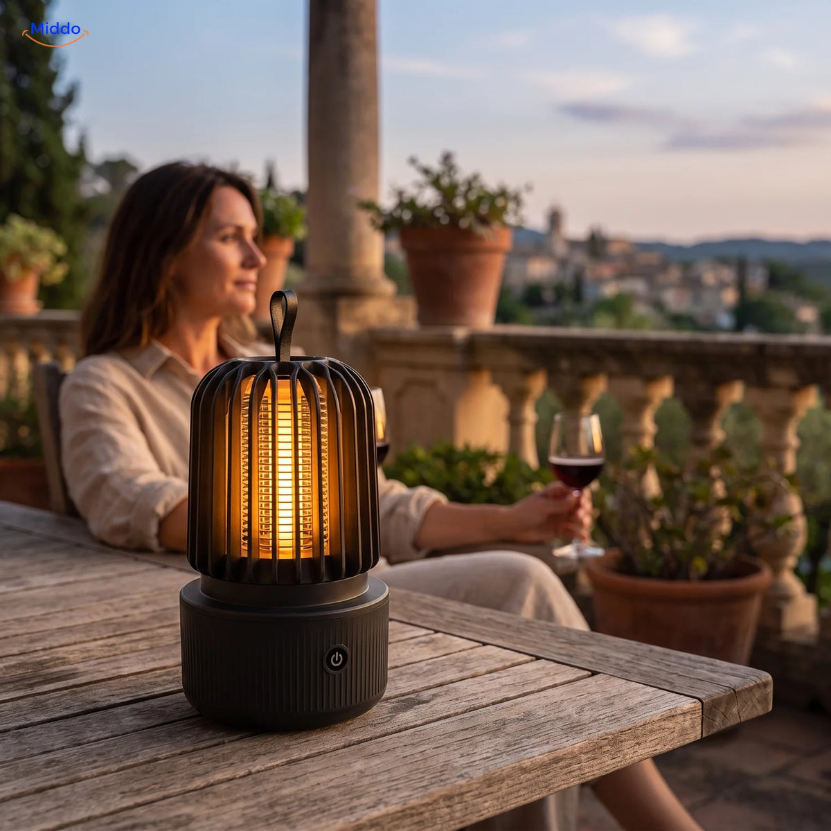 Lampe anti-moustiques BuzzAway en mode lumière chaude sur une table de terrasse au crépuscule