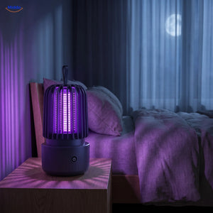 Lampe anti-moustiques BuzzAway en mode UV sur une table de chevet