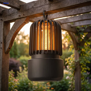 Lampe anti-moustiques BuzzAway suspendue par sa dragonne sous une pergola