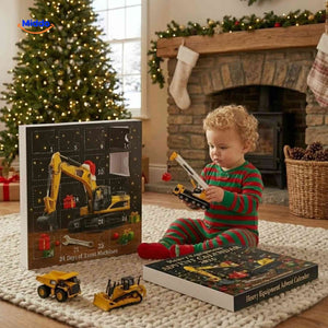 tout-petit en train de jouer avec un engin de chantier jouet du calendrier de l'avent