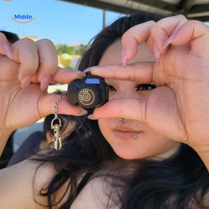 étudiant tenant la camera hd compacte pour des prises de vue rapides en déplacement